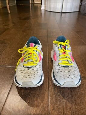 Brooks ghost multi colored sz7.5